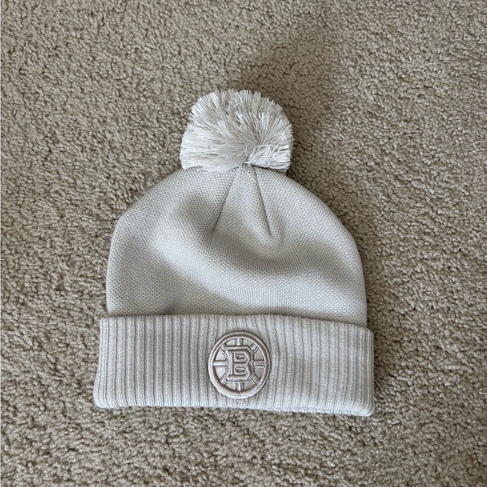 Fanatics White Bruins Pom-Pom Beanie